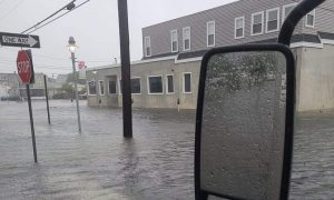 Tormenta Fay azotó y empapó NY con inundaciones y vientos fuertes