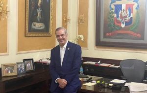 Presidente Abinader pide no coloquen su foto en las oficinas del Gobierno