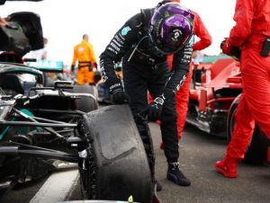 Hamilton gana, con un neumático pinchado, por séptima vez en F1