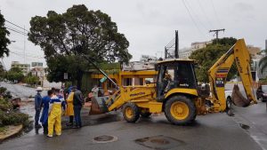 Brigadas cabildo en intensa labor recogida de escombros en capital