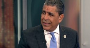 Adriano Espaillat afirma servicio postal es un pilar de la democracia de EE.UU.