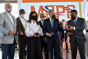 DM inaugura terminal de autobuses cuyas obras ordenó parar la Justicia