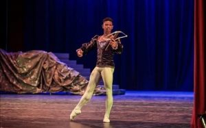 Un joven dominicano va rumbo a la Birmingham Royal Ballet de Londres