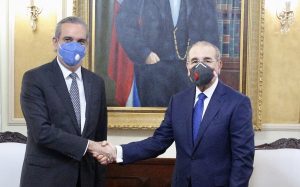 Confirman Danilo entregará banda a Abinader en una oficina en el Senado