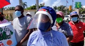 Exempleados IDSS exigen frente al Palacio Nacional ser reubicados