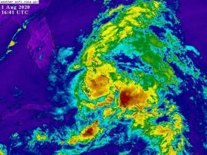 Huracán Isaías ocasiona daños materiales a su paso por Bahamas