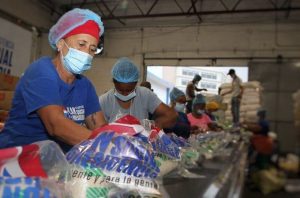 Abinader ordena entrega alimentos en comunidades más afectadas por Laura