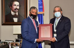 Cibao Meat Products reconoce al cónsul de la R. Dominicana en NY