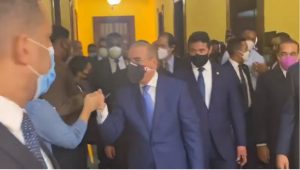 Presidente Medina se despide de empleados del Palacio Nacional