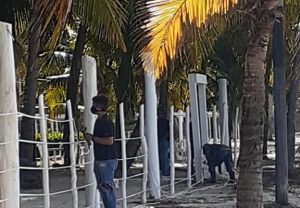 La Armada desmonta una verja ilegal instalada por restaurant Boca Chica