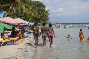 TURISMO: Sin usar mascarillas dominicanos abarrotan Boca Chica