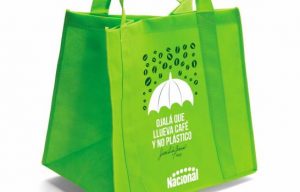 Supermercados Nacional lanza nueva edición bolsas de Juan Luis Guerra