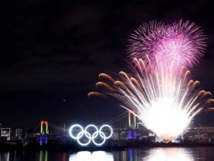 Lanzan fuegos artificiales de las olimpiadas de Tokio 2020