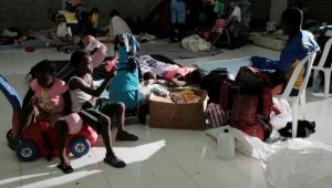 Familias haitianas deambulan a pie por Costa Rica camino a EEUU