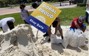 Trump aprueba estado de emergencia para costa de Florida por ciclón Isaías
