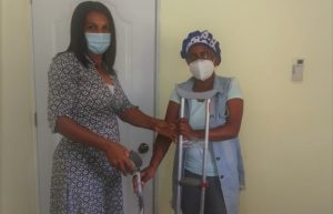 Fundación Misionero Efraín 
Raimundo entrega bastones  