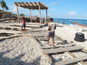 La playa El Quemaíto, en la costa de Barahona, está en deterioro