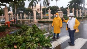 Brigadas de OP retiran escombros de vías tras el paso de la tormenta Laura