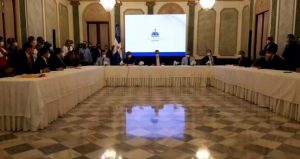 Gobierno sube presupuesto de salud, duplica pruebas y deja toque de queda