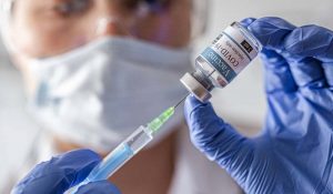 Por “inexplicable enfermedad” paran ensayos vacuna contra COVID-19
