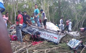 BARAHONA: Cinco muertos y tres heridos deja accidente de camión