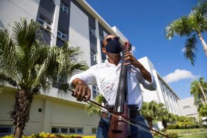 Músico dominicano anima a médicos y enfermos luchan contra el COVID-19