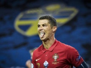 Astro del fútbol Cristiano Ronaldo alcanza los 100 goles con Portugal