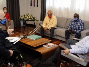 Ministro de Deportes respalda atletas paralímpicos; juramenta artes mixtas
