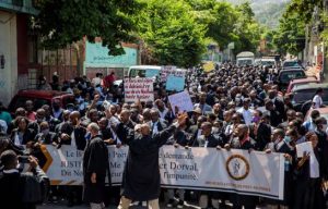Abogados exigen justicia y marchan contra inseguridad en Haití