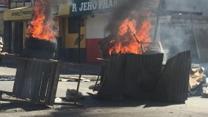 HAITI: Carros incendiados y gran tensión durante protestas de policías