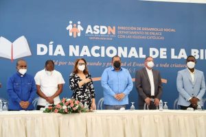 Alcaldía de SDN reconoce a monseñor Jesús Castro Marte en Día de la Biblia