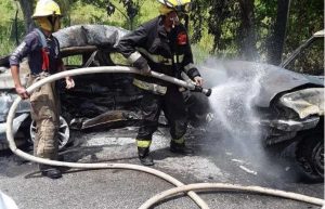 PUNTA CANA: Mueren dos al incendiarse vehículo tras accidente