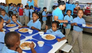 Suplidores de alimentos a escuelas reclaman pago de RD$5 mil millones 