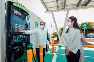 Popular e InterEnergy inauguran en Santiago estación carga inteligente