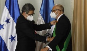 HONDURAS: Presidente Hernández condecora a embajador de R. Dom.