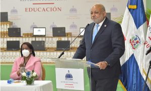 Gobierno inicia entrega 70 mil dispositivos tecnológicos a maestros