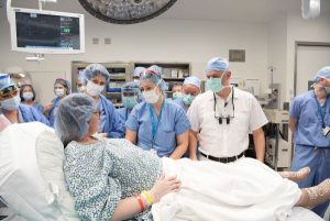 Alumbra sin problemas mujer que recibió trasplante de útero donado