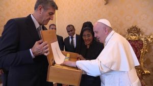 Nueva embajadora Rep. Dominicana regala simbólico báculo al Papa