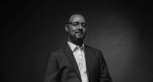 Dominicano Abraham Vásquez lanza “Antecedentes – Viaje de Actuación”