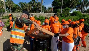 Cientos empleados de Obras Públicas actúan en jornada limpieza de playas