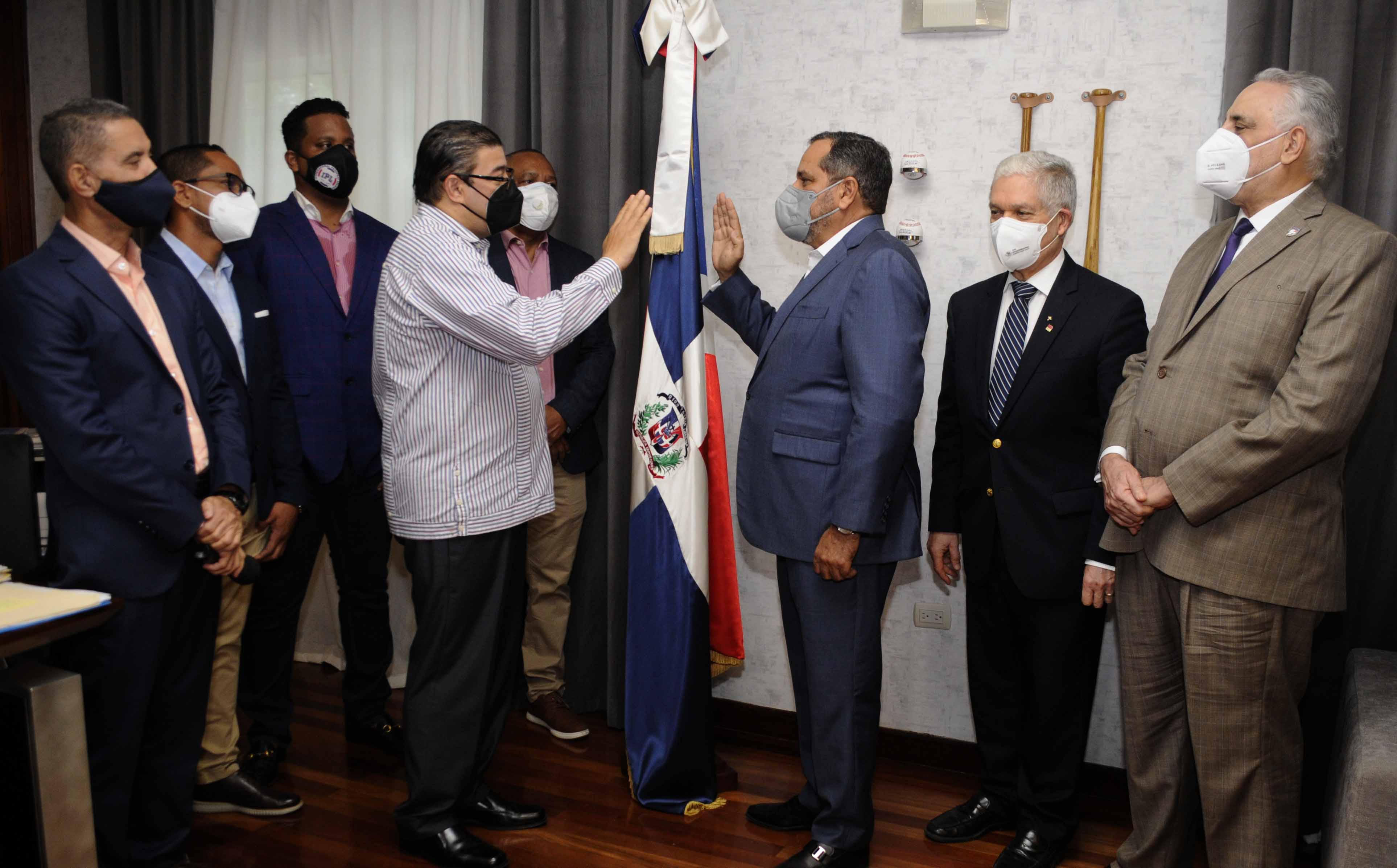 Ministro de Deportes juramenta Junior Noboa Comisionado de Béisbol imagen