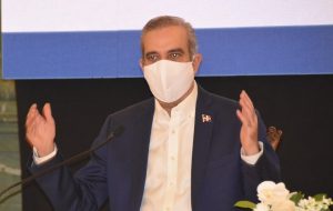 Abinader anuncia casas acogida y 10 mil mensuales a mujeres maltratadas