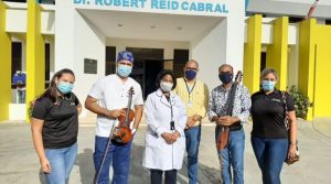 Músico dominicano ofrece concierto a pacientes del Robert Reid Cabral