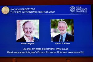 Otorgan Nobel de Economía a dos de EU renovaron la teoría de las subastas