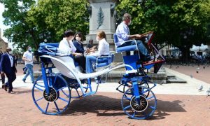 Alcaldía del DN presenta carruajes eléctricos para el paseo turístico