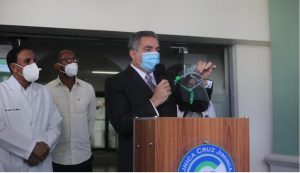 Ministro entrega insumos protección a personal médico Clínica Cruz Jiminián