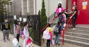 Nueva York cierra escuelas en barrios para frenar segunda ola de COVID-19