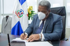 Eliminan seguro médico internacional a los altos funcionarios del Plan Social Eliminan seguro médico internacional a los altos funcionarios del Plan Social