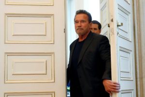 Actor Arnold Schwarzenegger operado por tercera vez de corazón abierto