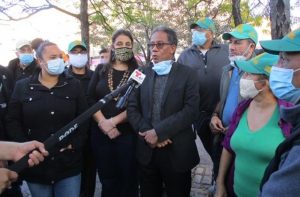 NY: Oficiales electos y comunitarios recogen basura en el Alto Manhattan